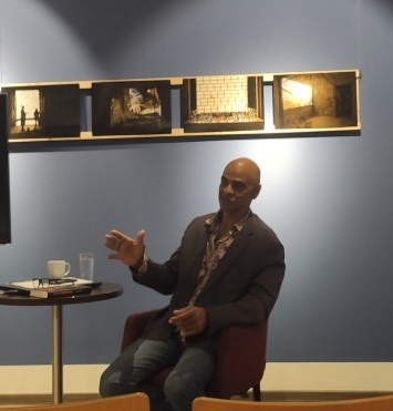 Charles Huber_in Diskussion.jpg